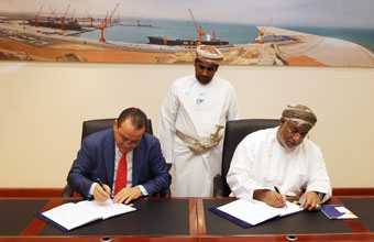 هيئة المنطقة الاقتصادية توقع اتفاقية تنفيذ البنية الأساسية للرصيف الحكومي بميناء الدقم
