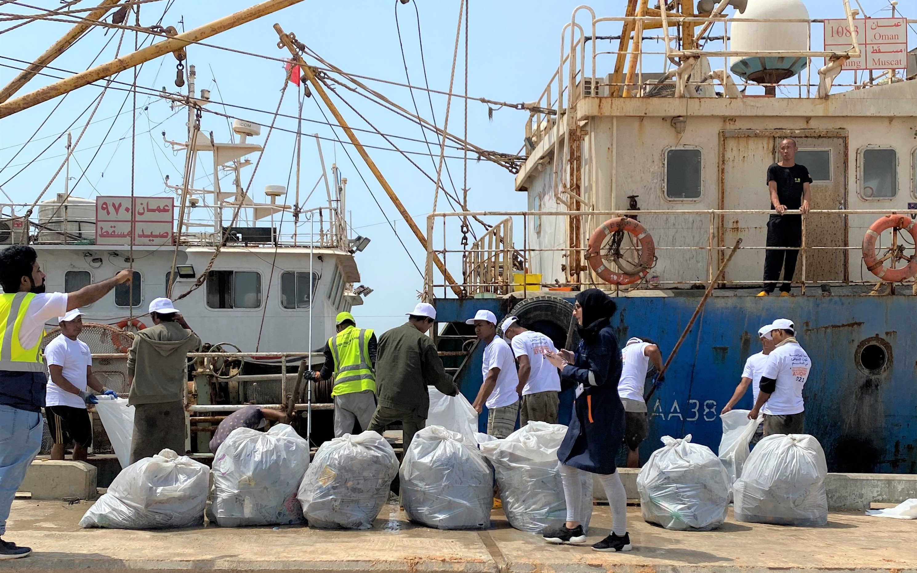تنظيم حملة نظافة بميناء الصيد البحري - متعدد الأغراض - بالدقم